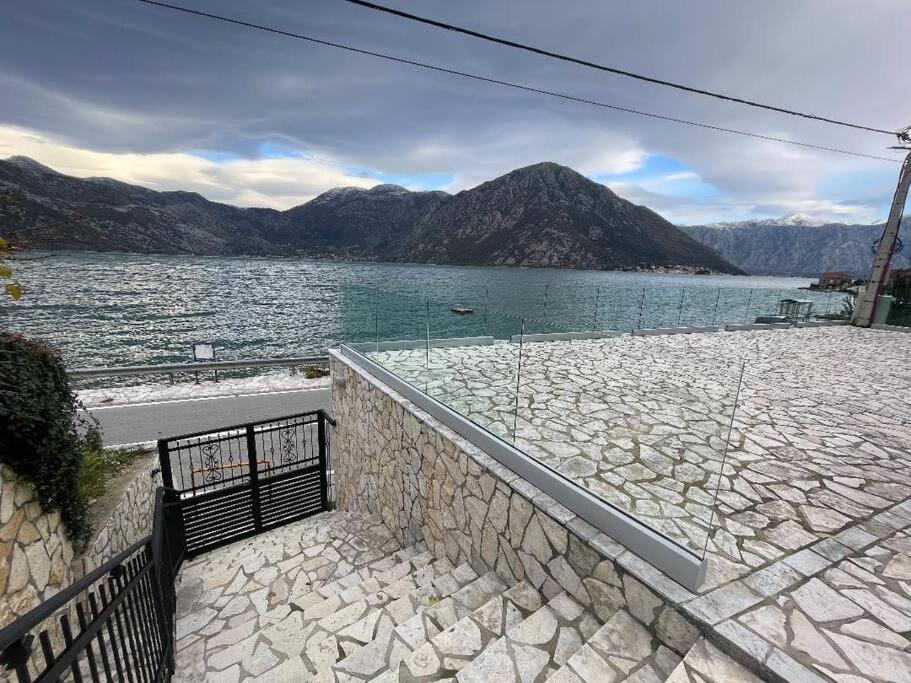 Modern Waterfront 3-Bed Apartment Donja Kostanjica Bagian luar foto