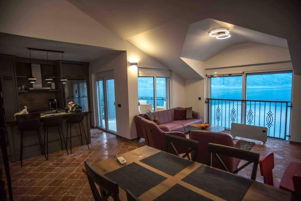 Modern Waterfront 3-Bed Apartment Donja Kostanjica Bagian luar foto