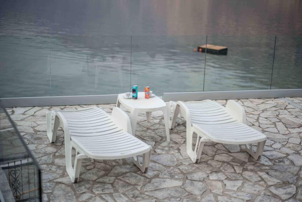 Modern Waterfront 3-Bed Apartment Donja Kostanjica Bagian luar foto