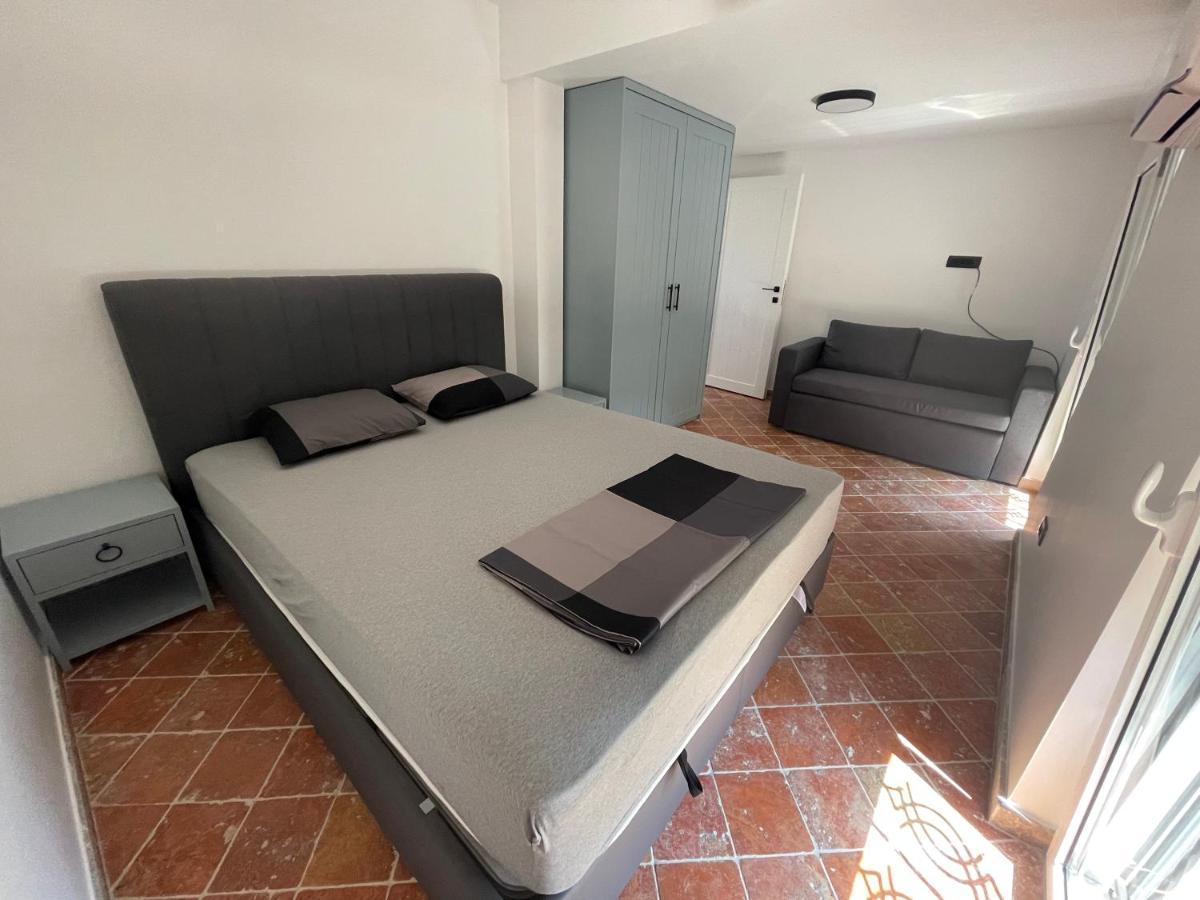 Modern Waterfront 3-Bed Apartment Donja Kostanjica Bagian luar foto