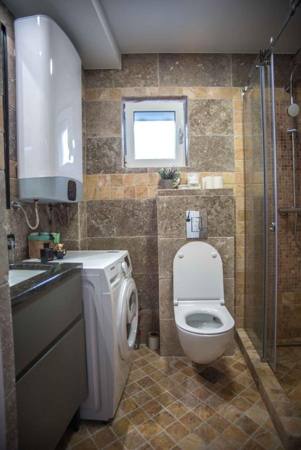 Modern Waterfront 3-Bed Apartment Donja Kostanjica Bagian luar foto