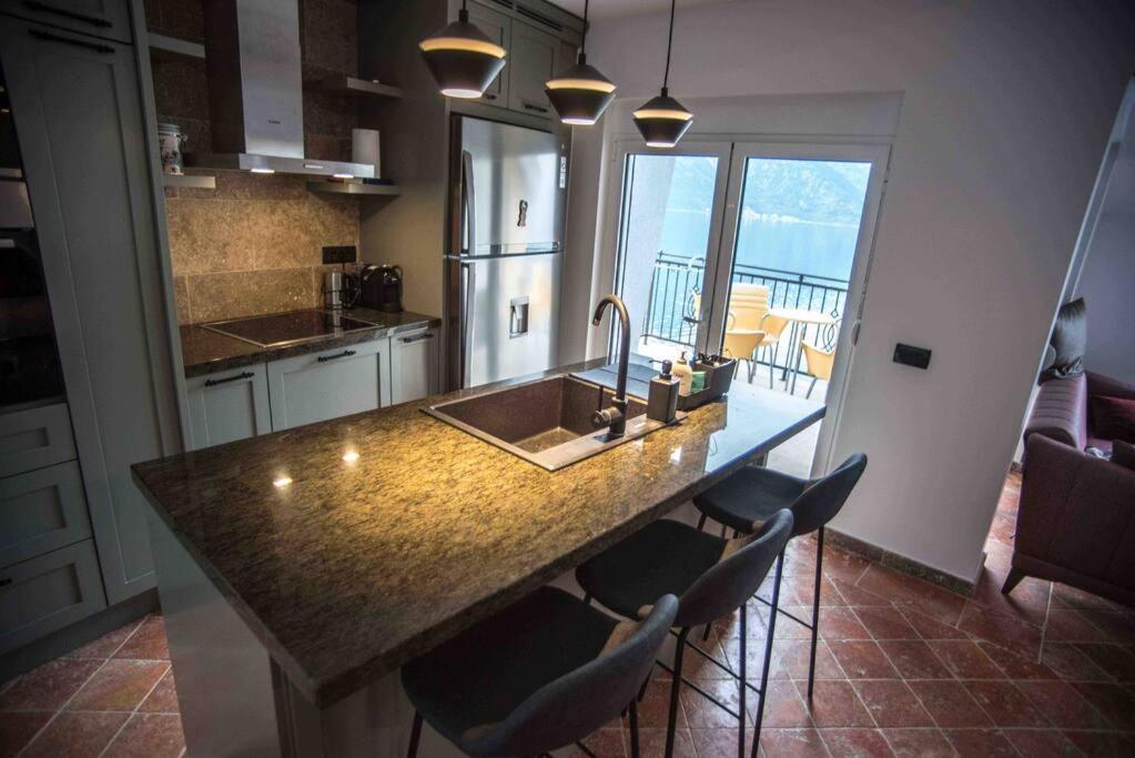 Modern Waterfront 3-Bed Apartment Donja Kostanjica Bagian luar foto