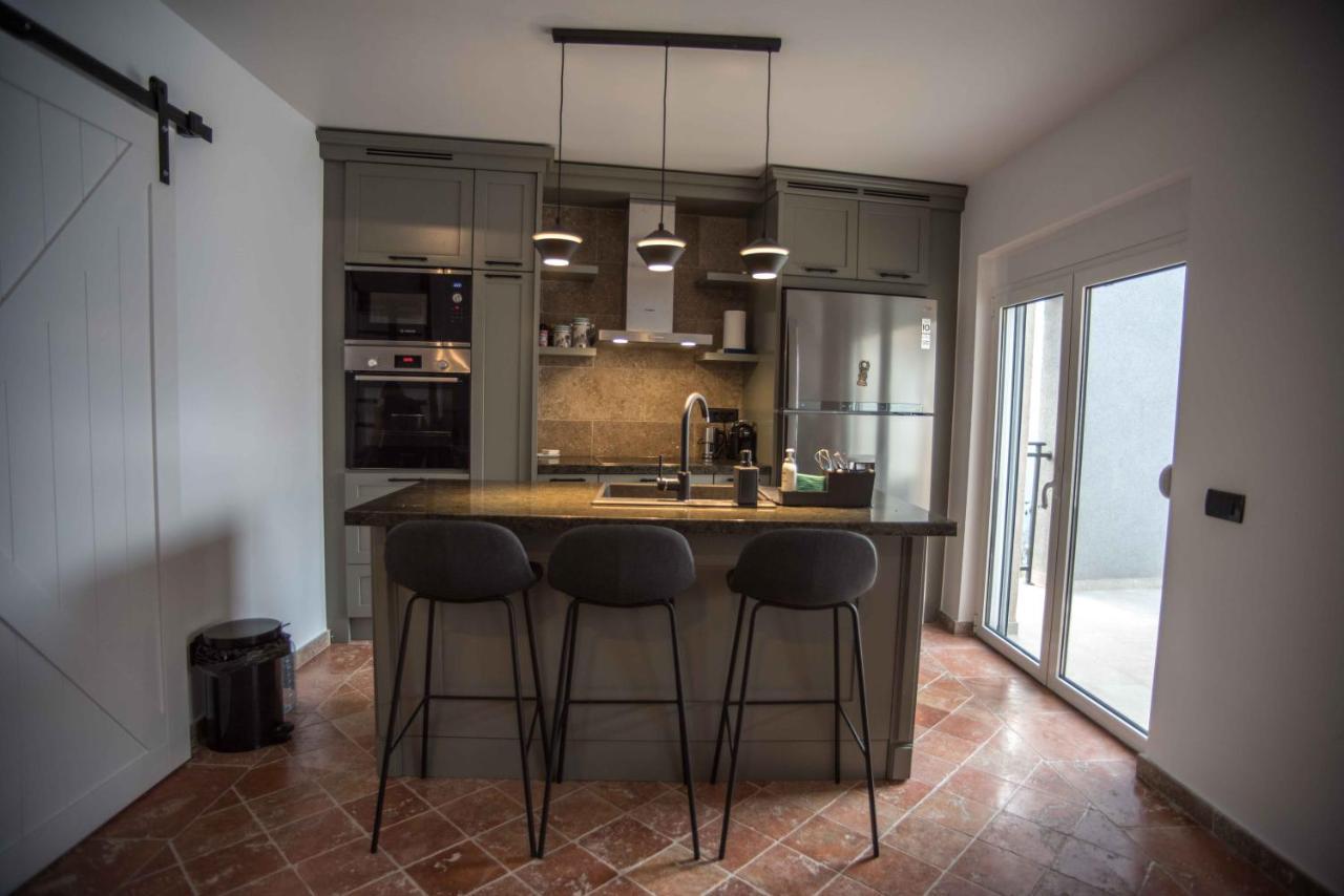 Modern Waterfront 3-Bed Apartment Donja Kostanjica Bagian luar foto